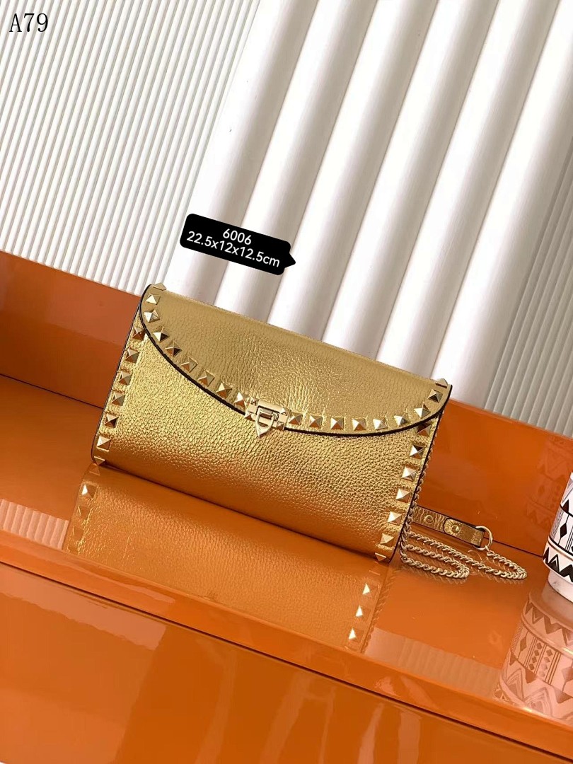 Valentiino Garavani Rockstud Medium Clutch #384