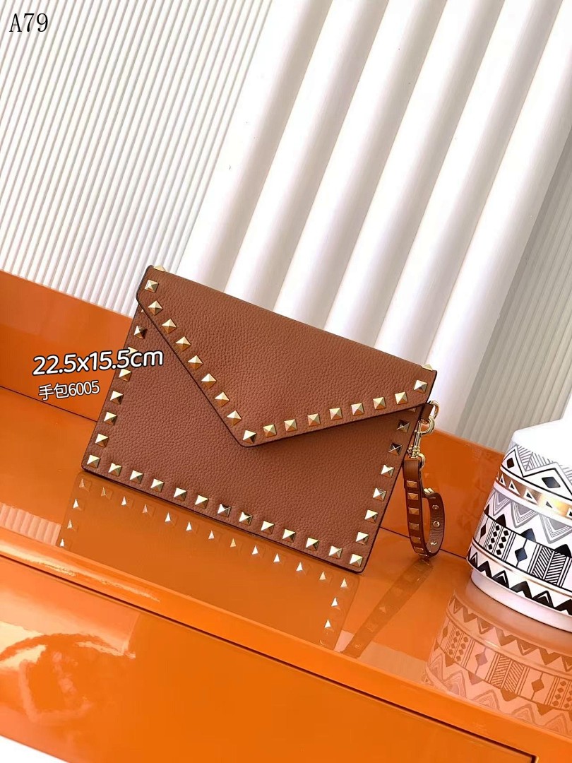 Valentiino Garavani Rockstud Envelope Clutch #371