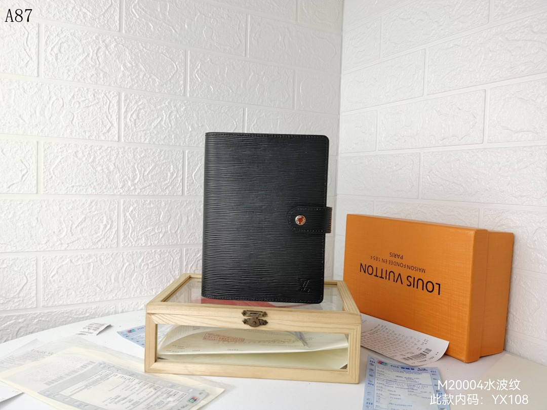 LVutton M20004 Epi Leather Agenda #5865