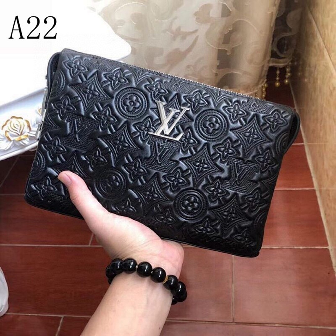 LVutton Monogram Empreinte Clutch #676
