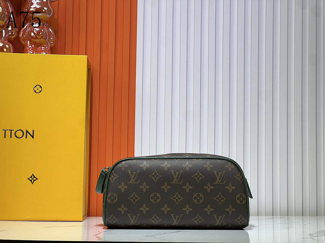 LVutton + M47508 + Trousse Toilette #4600 1 LVutton + M47508 + Trousse Toilette #4600