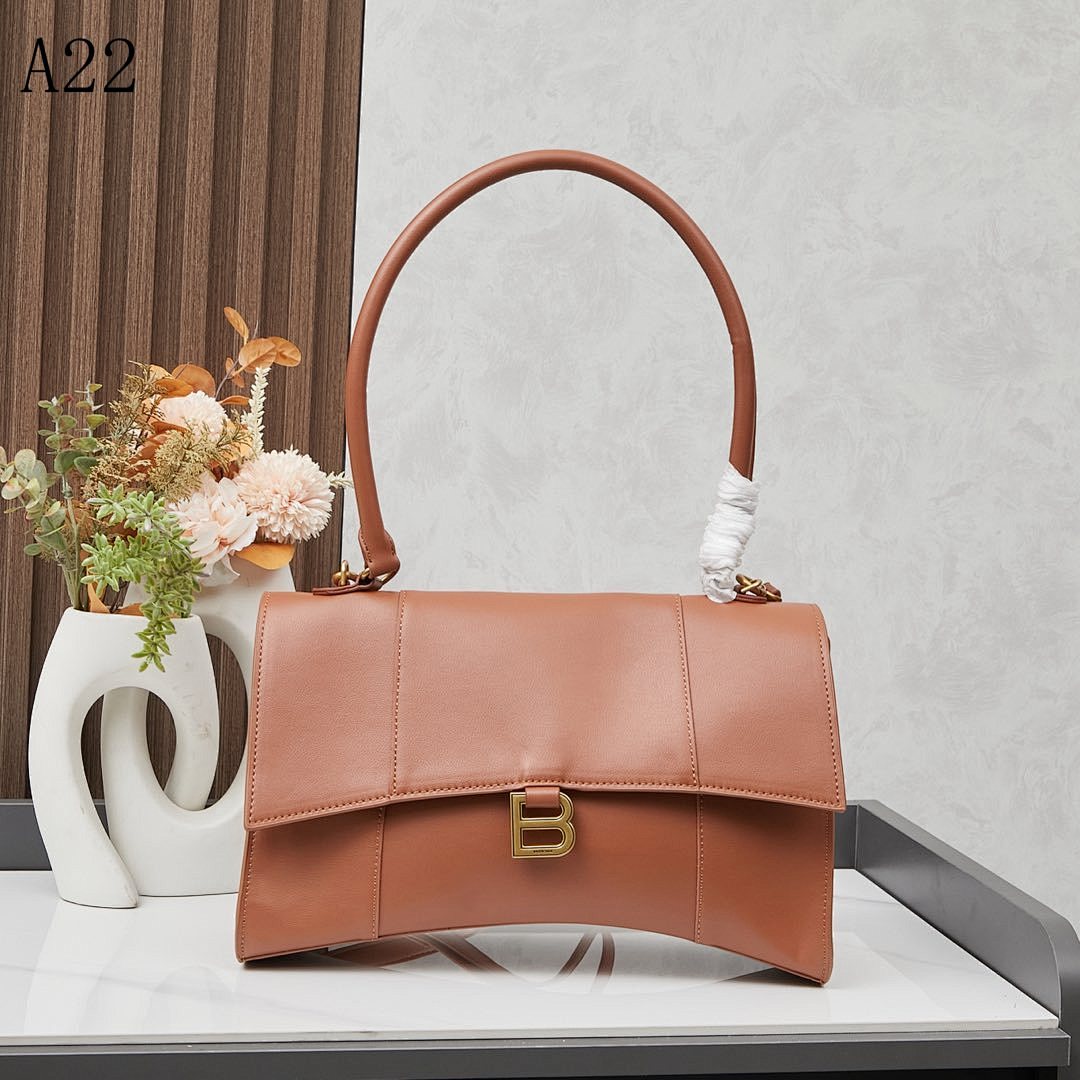 A22 – Classic Leather Tote with Gold ‘B’ Clasp #3070
