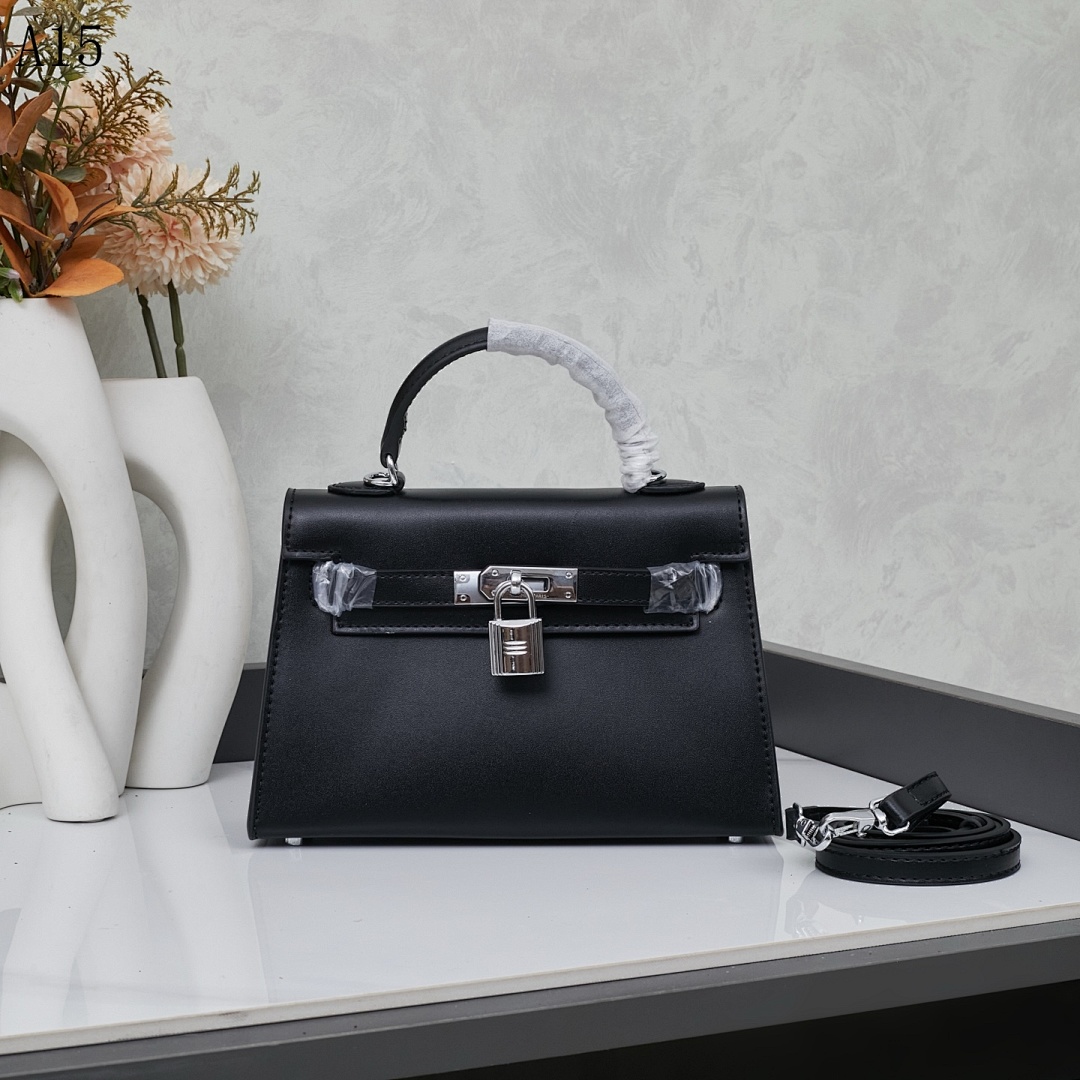 Hermès + Kelly 25 + Black Calfskin Handbag #5511