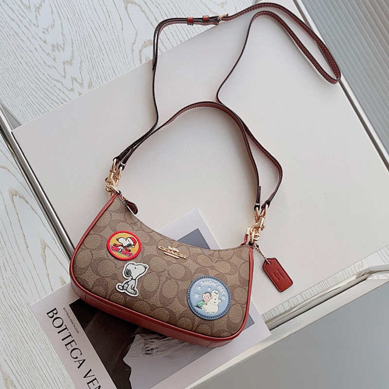 Coacch CE848 Snoopy Collaboration Shoulder Bag