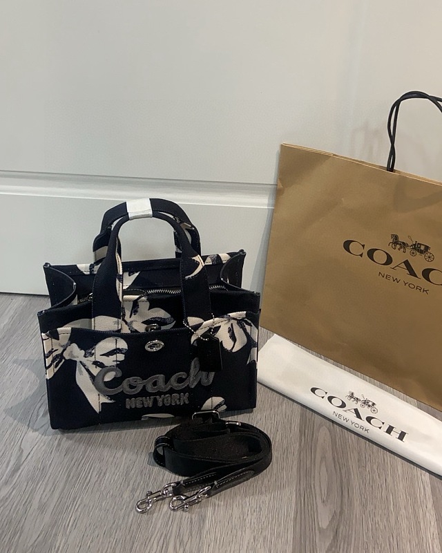 Coacch CY842 Cargo Tote Bag with Floral Print and Signature Turnlock