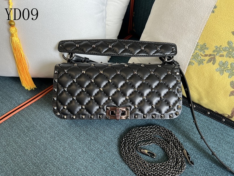 cover-125035101 Valentiino YD0972 ROCKSTUD SPIKE Quilted Leather Handbag