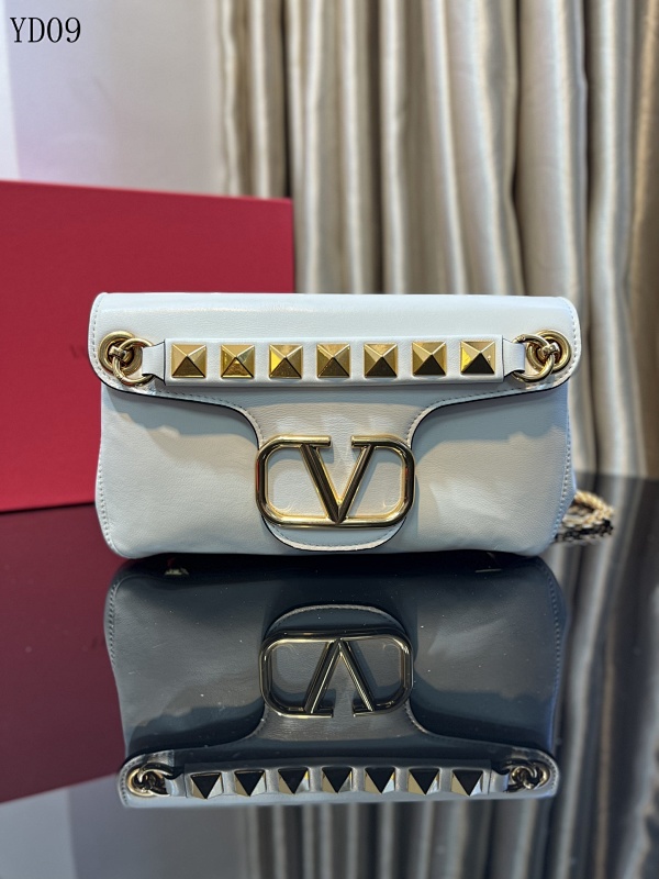 cover-125035397 Valentiino YD0978 Rockstud Shoulder Bag