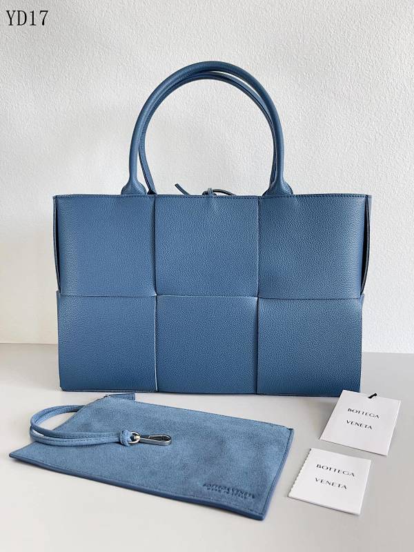 BotegaaVeneta YD17 120 Large Intrecciato Tote Bag