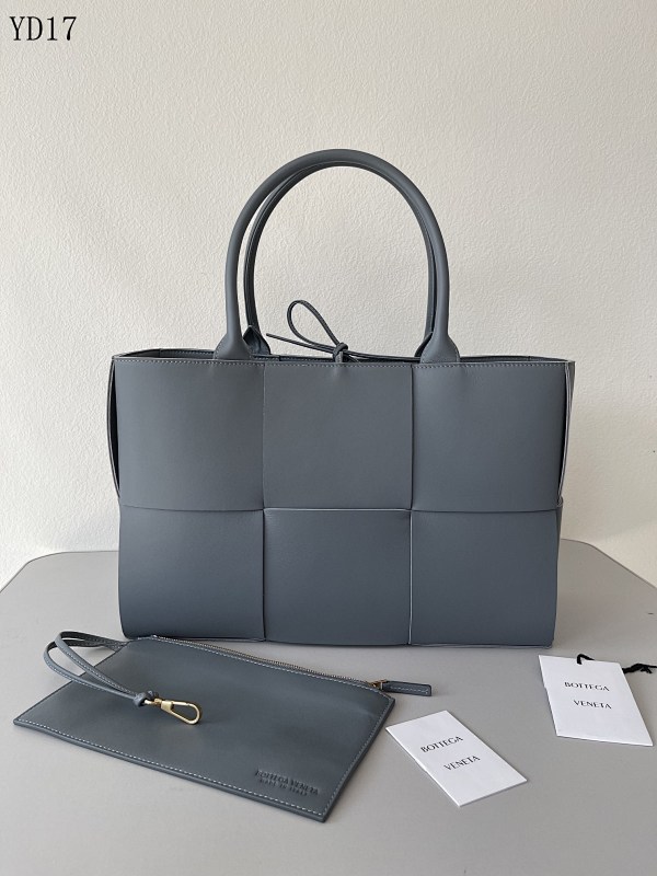 BotegaaVeneta YD17 120 Large Leather Clutch