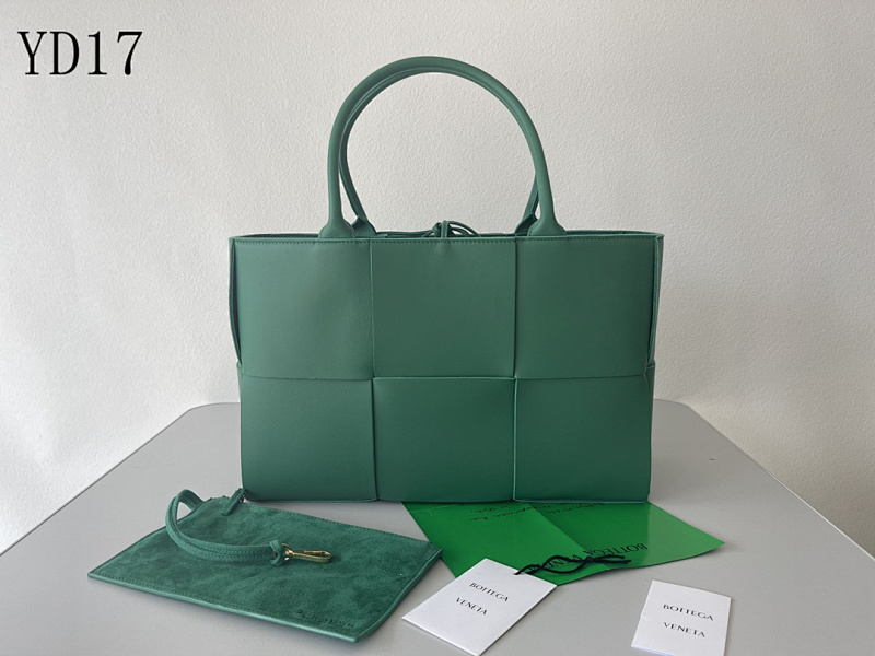 BotegaaVeneta YD17 120 Tote Bag