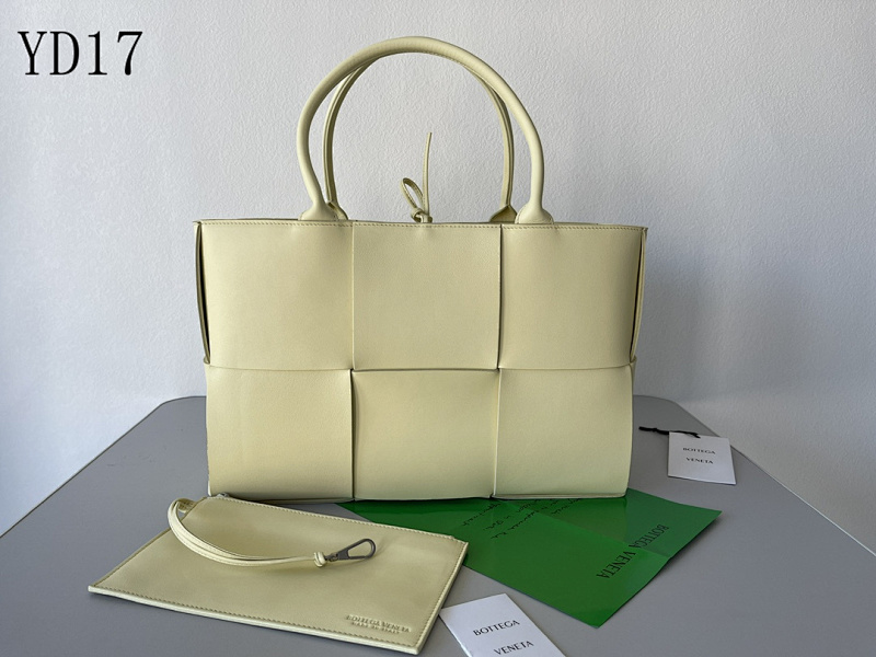 BotegaaVeneta YD17 120 Large Pouch