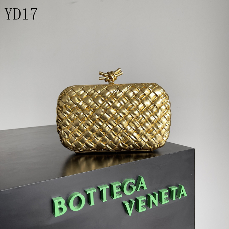 BotegaaVeneta YD17 Intrecciato Clutch