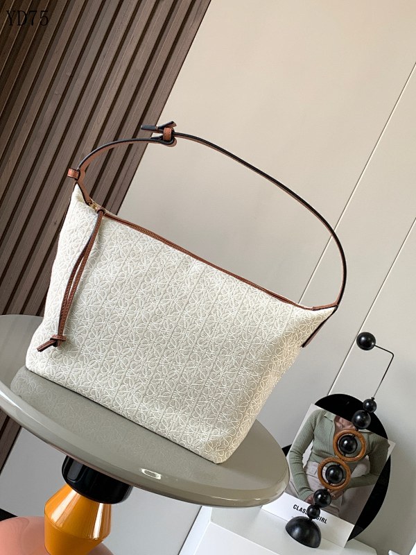L03wee YD7560 Large Quilted Shoulder Bag