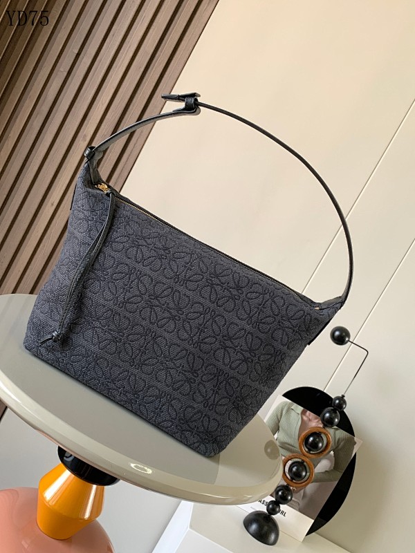 L03wee YD7560 Large Embossed Leather Shoulder Bag