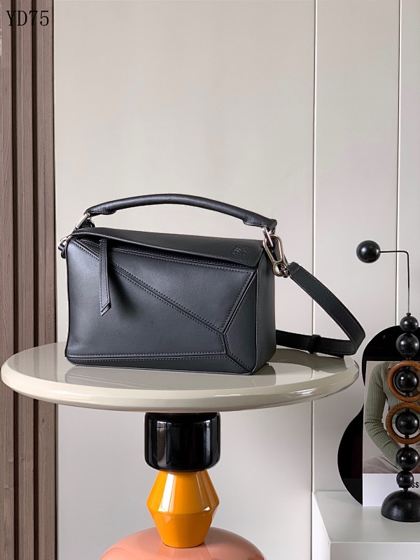L03wee YD7575 Black Leather Shoulder Bag
