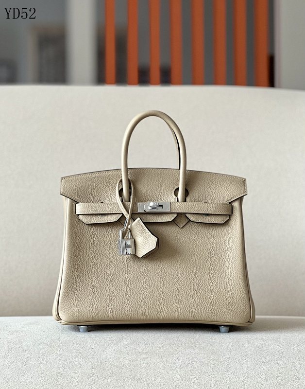 Hermès Kelly 25 Handbag in Togo Leather