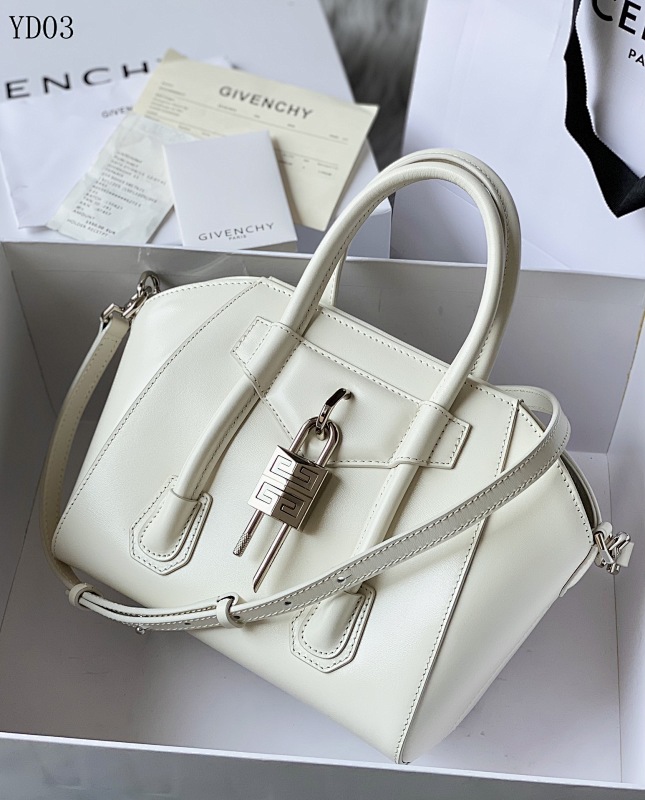 Givnchee YD0395 Antigona Mini Bag