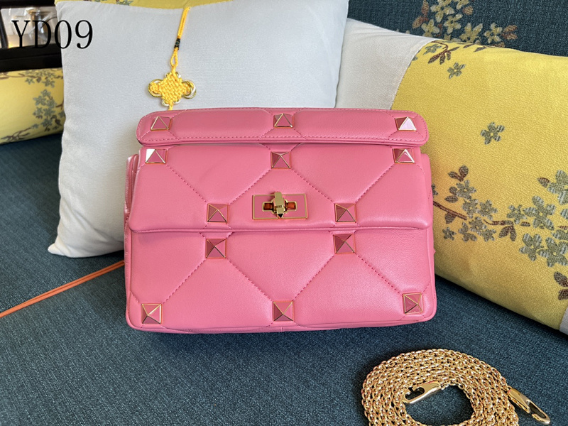 cover-151556438 Valentiino YD0982 Quilted Studs Shoulder Bag