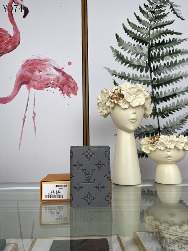 LVutton M81382 Grey Card Holder