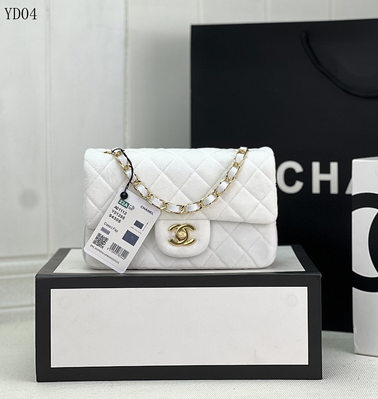 CHANELL Model 1116 White Quilted Leather Shoulder Bag
