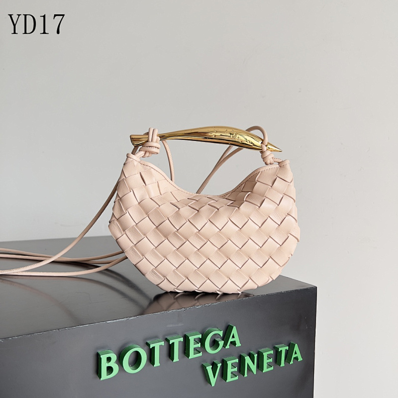 BotegaaVeneta – Model YD17 Woven Leather Clutch
