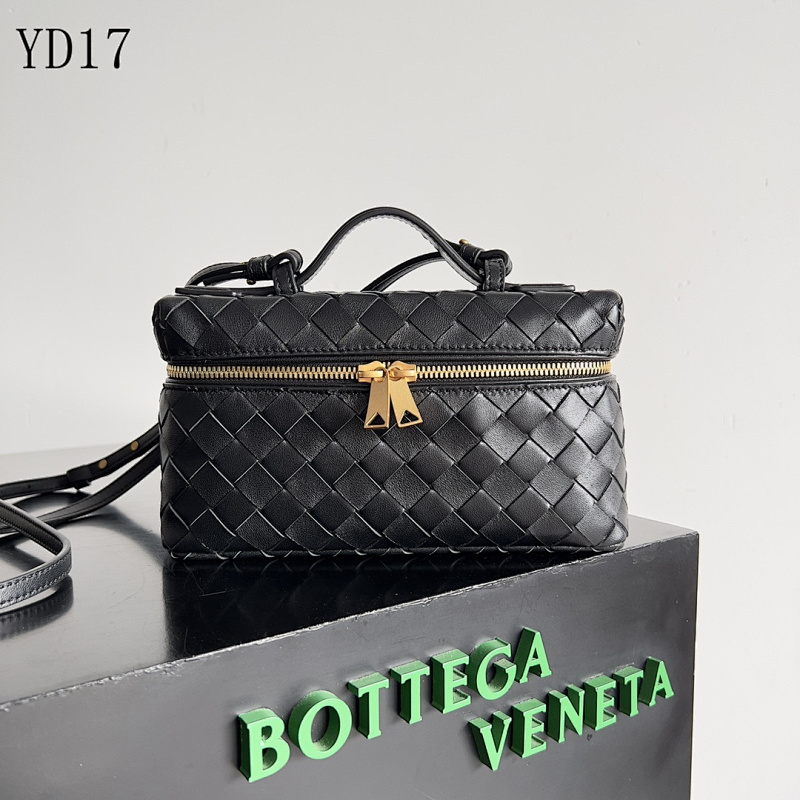 BotegaaVeneta 789109 Intrecciato Zip Crossbody Bag