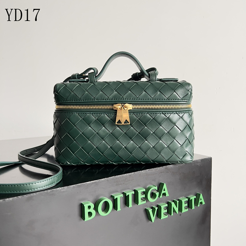 BotegaaVeneta – Model 789109 Woven Leather Top Handle Bag