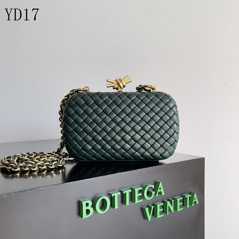 BotegaaVeneta – Model 776662 Intrecciato Round Clutch