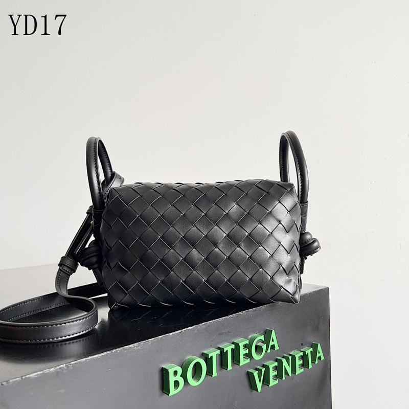 BotegaaVeneta Intrecciato Leather Crossbody Bag YD17