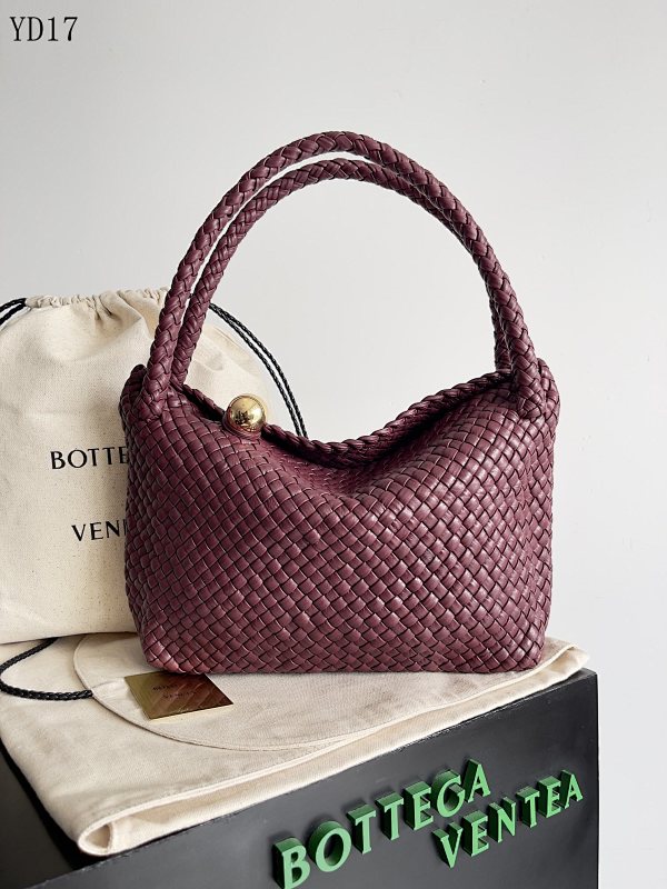 BOTTEGA VENETA 716974 Intrecciato Woven Leather Clutch
