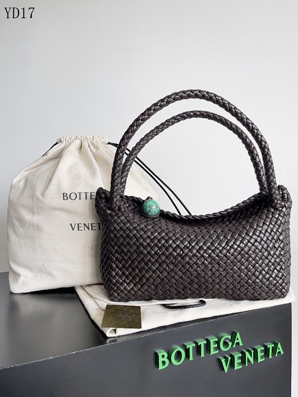 BotegaaVeneta Intrecciato Leather Clutch Bag Model 716974