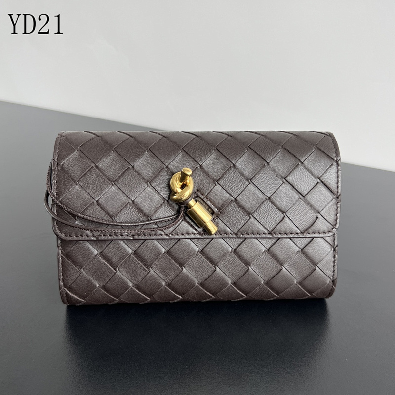 BotegaaVeneta Intrecciato Leather Clutch Wallet 741504