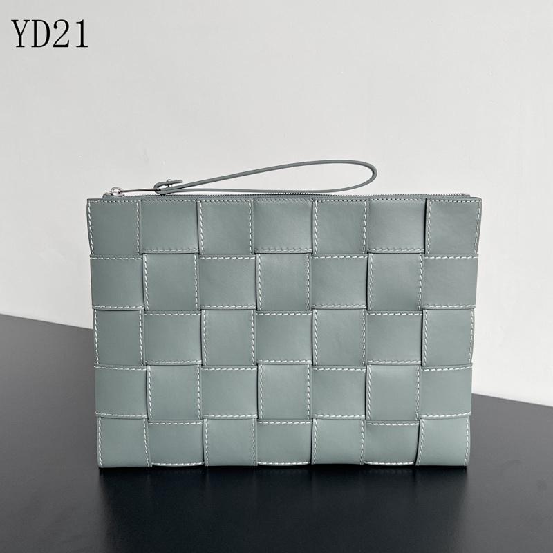 BotegaaVeneta Intrecciato Woven Leather Clutch Wallet