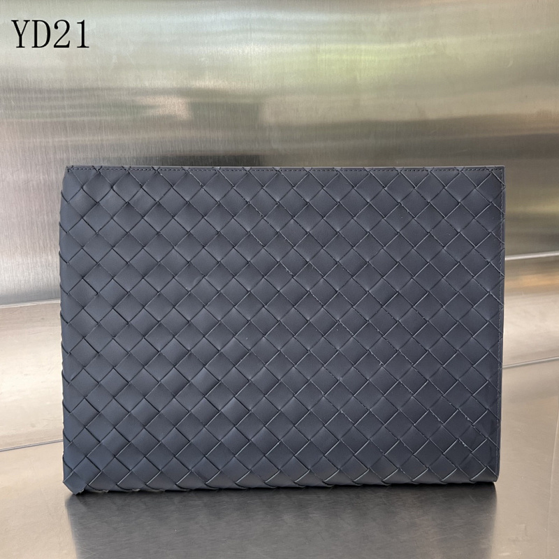 BotegaaVeneta Intrecciato Leather Clutch Wallet