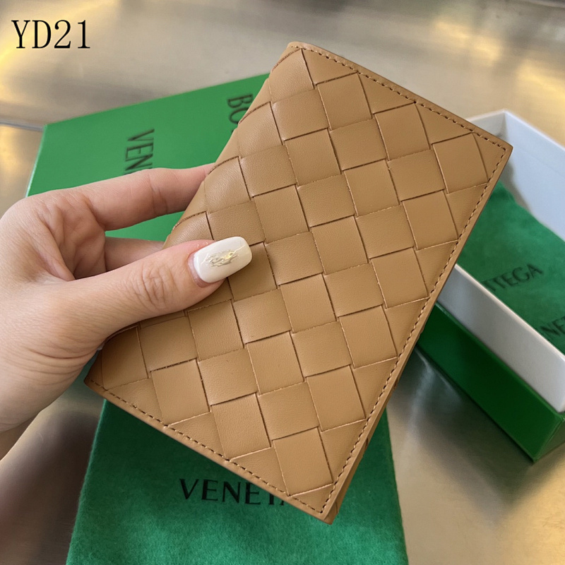 cover-174645942 BotegaaVeneta Model 629679 Color-Blocked Passport Holder