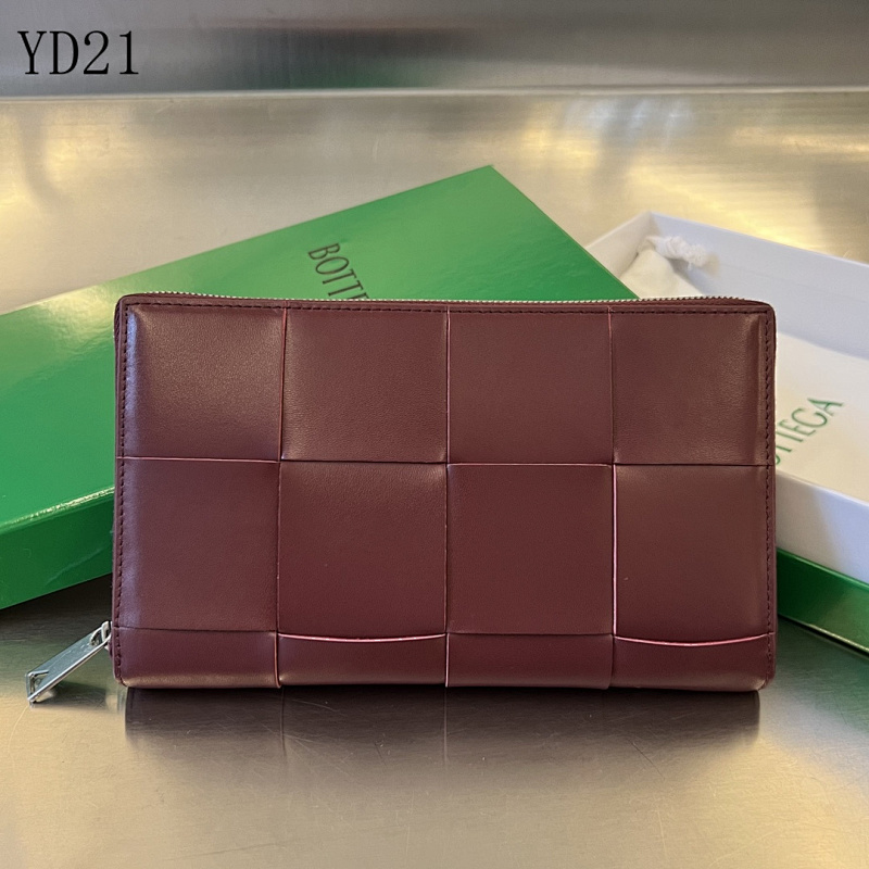 BotegaaVeneta BV 649607 Men’s Large Intrecciato Wallet