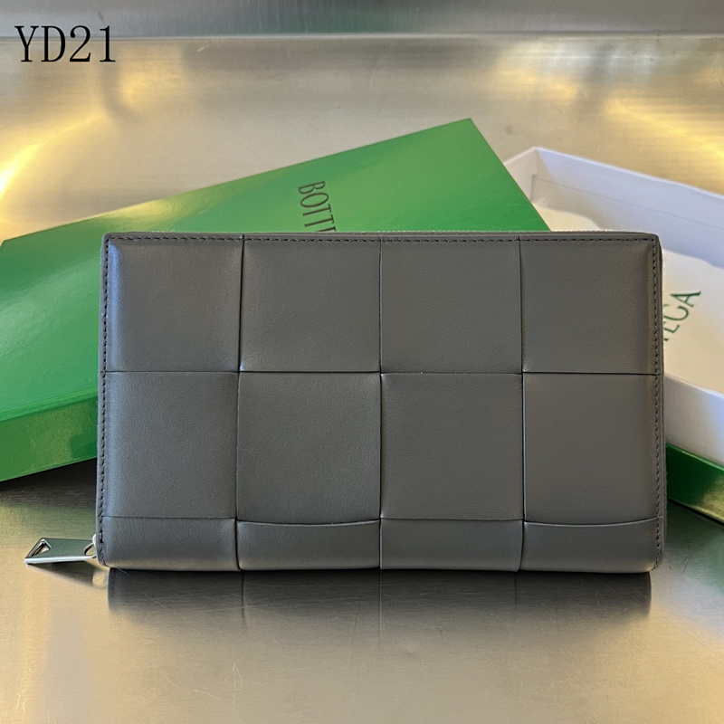 cover-174646678 BotegaaVeneta BV Intrecciato Quilted Leather Wallet
