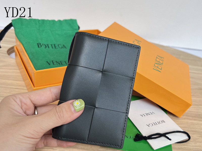 BotegaaVeneta 649602 Intrecciato Leather Card Holder