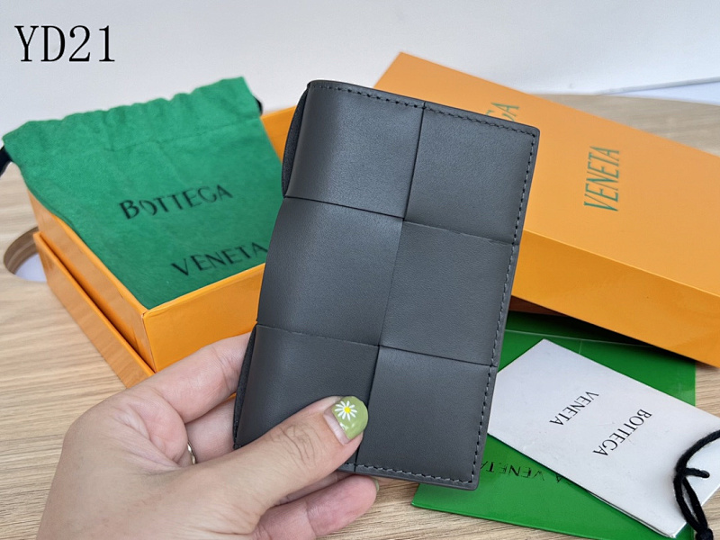 BotegaaVeneta BV21 Leather Card Holder