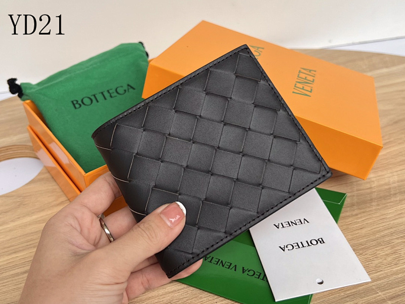 BotegaaVeneta BV605721 Medium Wide Intrecciato Leather Wallet