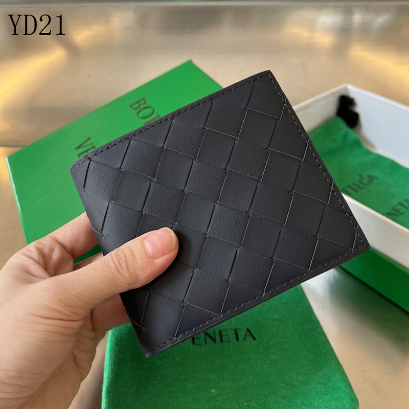 BotegaaVeneta 605721 Medium Intrecciato Bi-Fold Wallet