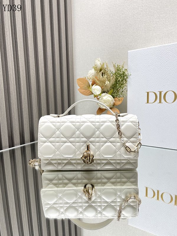 Diiior YD39065 Quilted White Leather Shoulder Bag