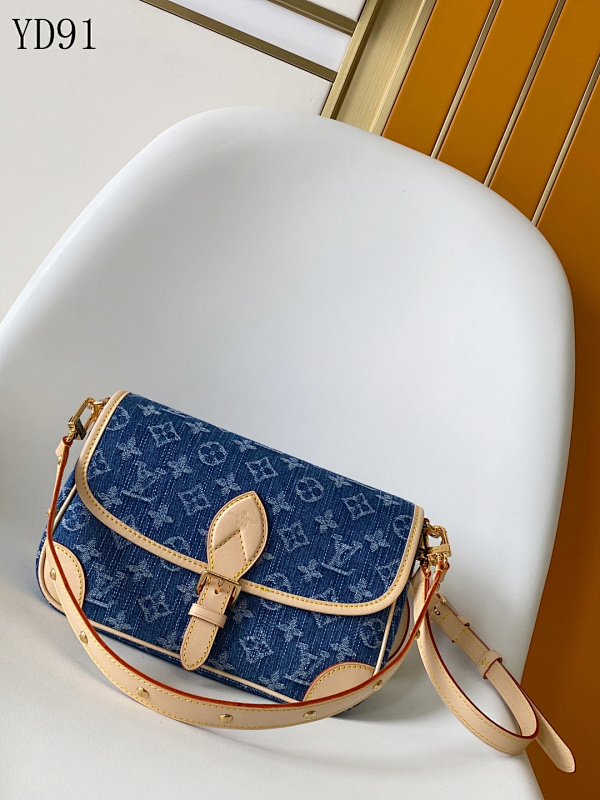 cover-221157230 LVutton M13070 Denim Baguette Bag