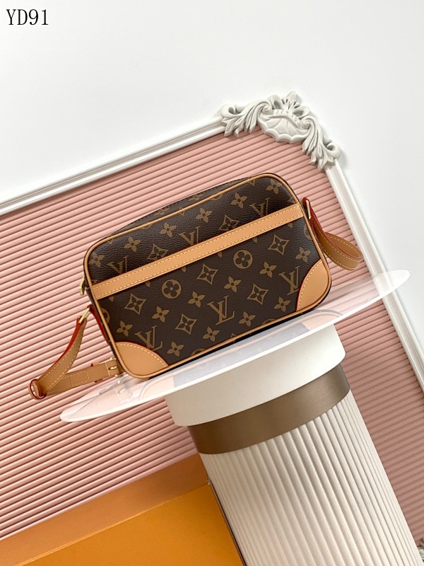 LVutton M51276 Monogram Small Camera Bag