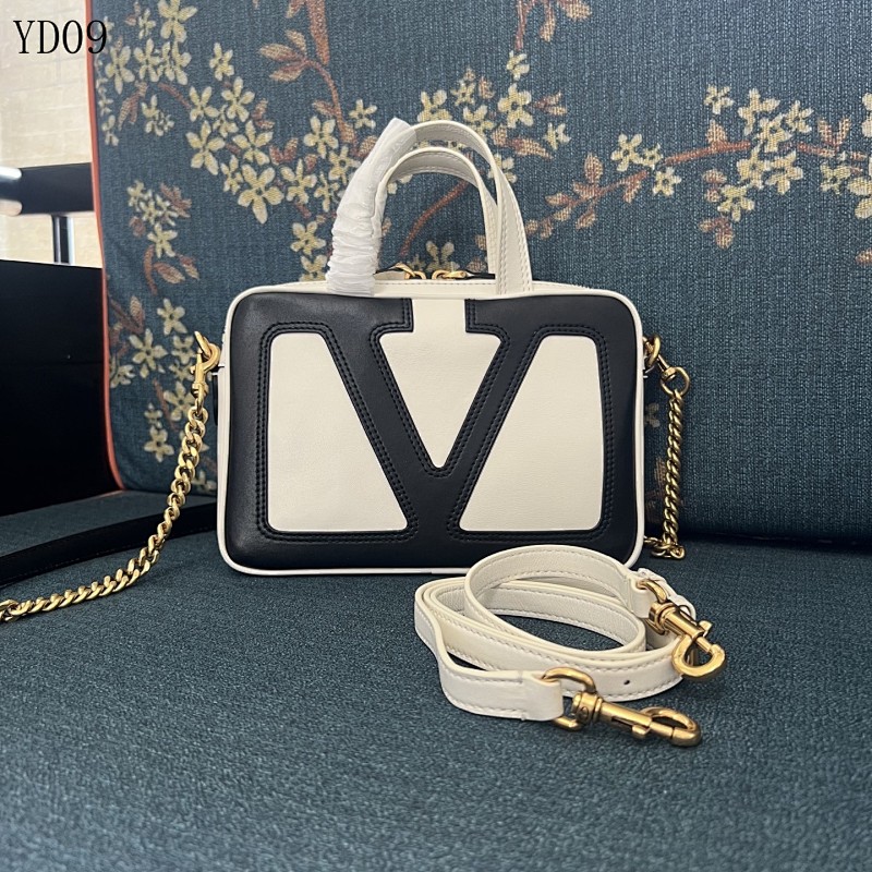 cover-221422377 Valentiino Garavani Viva Superstar YD09068 Leather Handbag