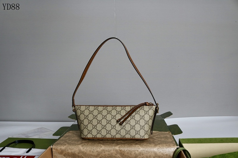 Gucc1 YD8844 GG Supreme Shoulder Bag