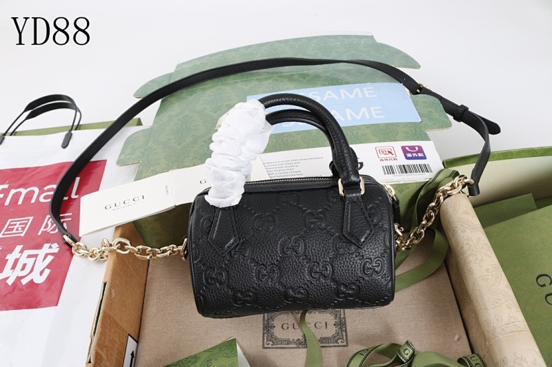 Gucc1 YD8849 GG Supreme Clutch Bag