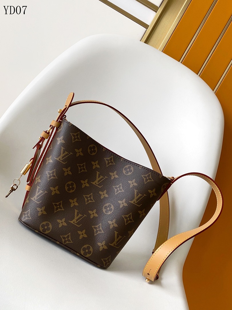 LVutton Monogram Pochette Metis